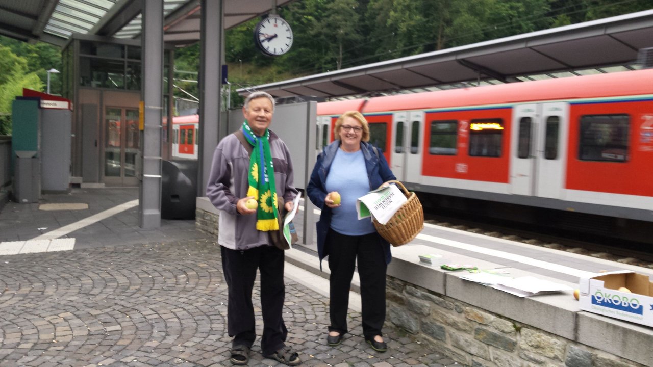 7.9.2017 Kordula Schulz-Asche und Martin Alberts verteilen Äpfel und Informationen der Grünen an Pendler*innen.