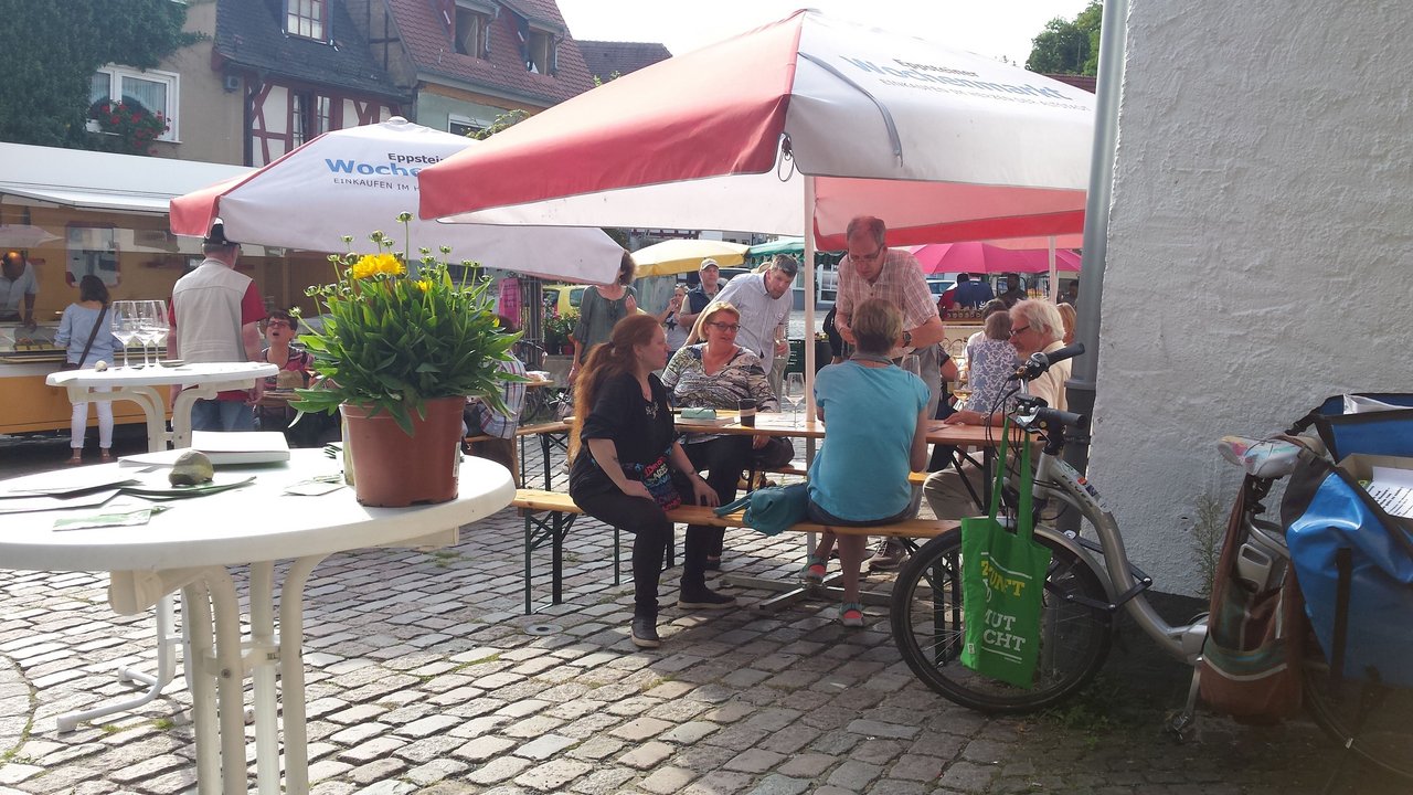 25.8.2017 Kordula Schulz-Asche im Gespräch mit Eppsteinerinnen auf dem Wochenmarkt.