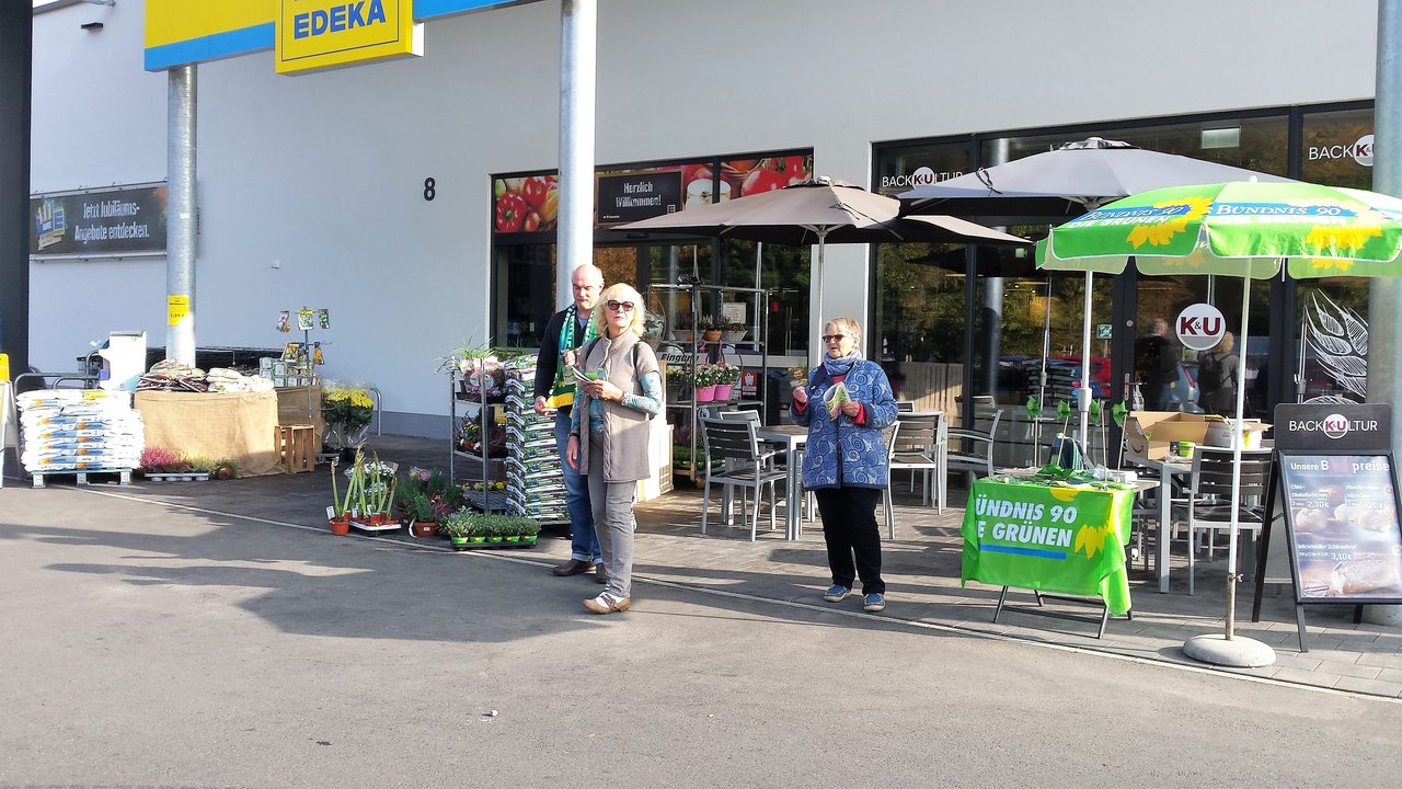 Grüner Wahlstand am 20.10.2018 vor dem Edeka