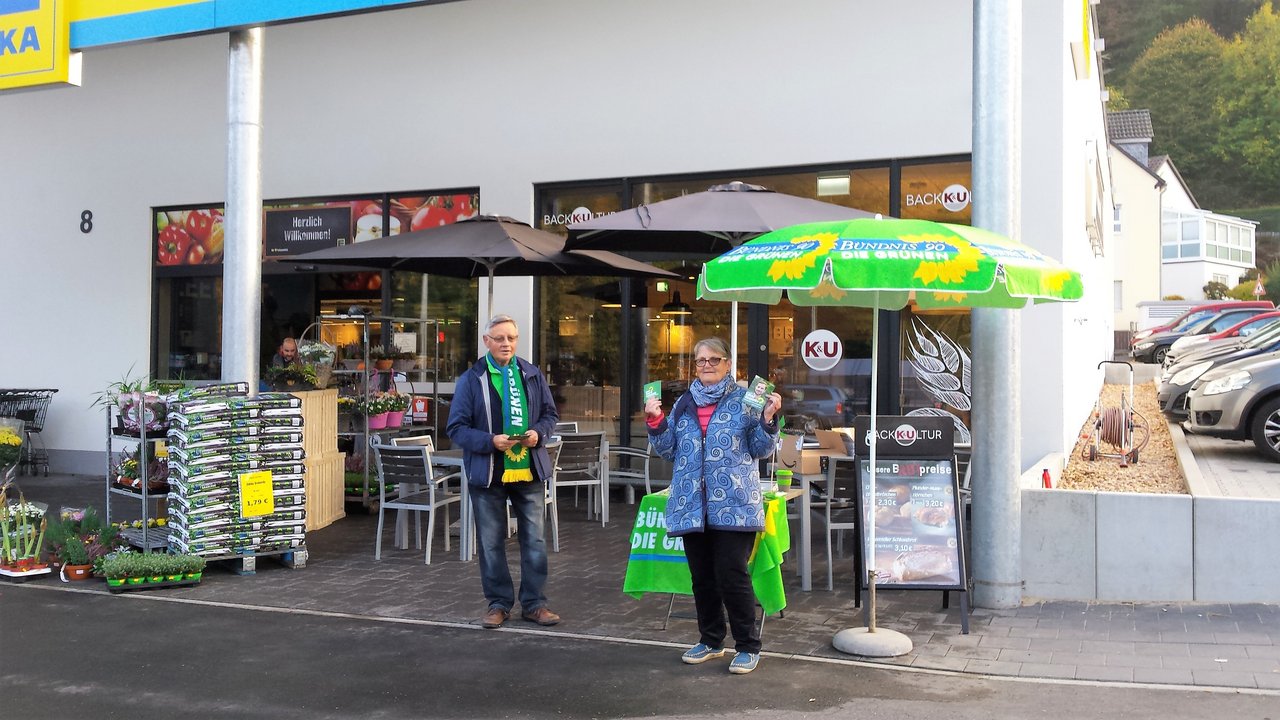 Grüner Wahlstand am 20.10.2018 vor dem Edeka