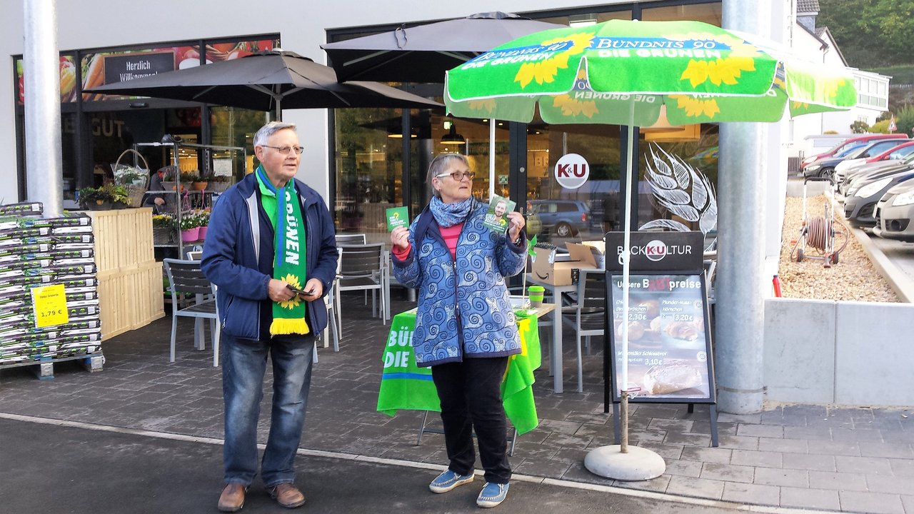 Grüner Wahlstand am 20.10.2018 vor dem Edeka